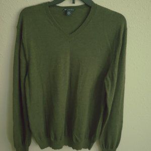 Men's Gap Italian Merino Wool long sleeve V neck sweeter, olive green. Size XL.
